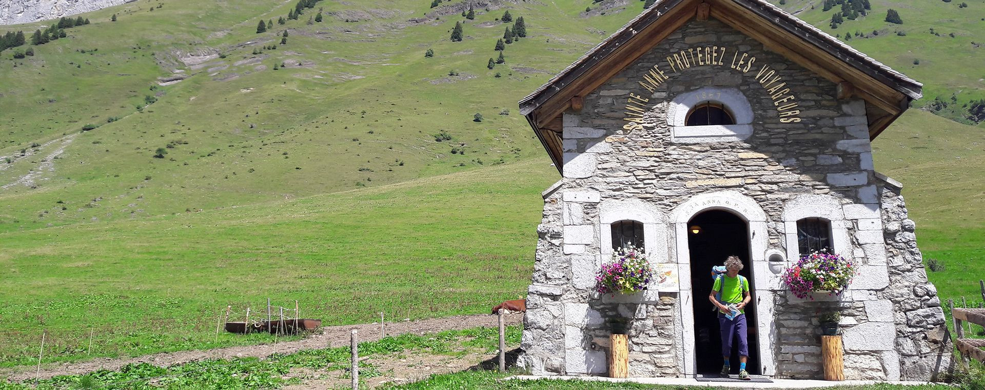 Randonneuse devant une chapelle d'alpage - Aravis - Haute-Savoie