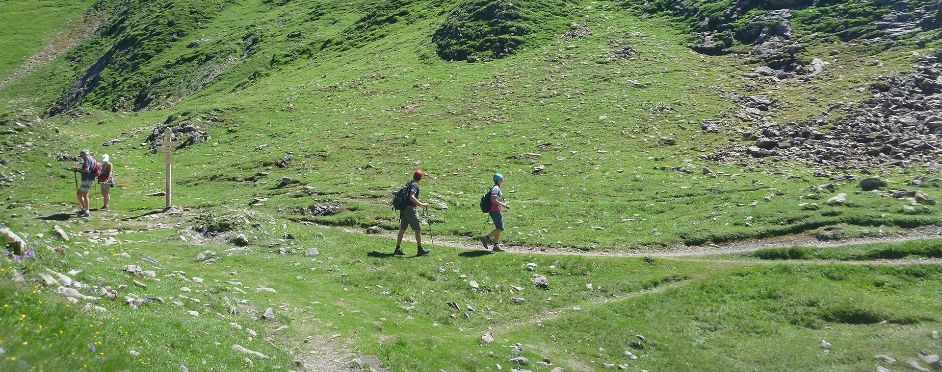 Randonneurs sur sentier d'alpage - Aravis - Haute-Savoie - France