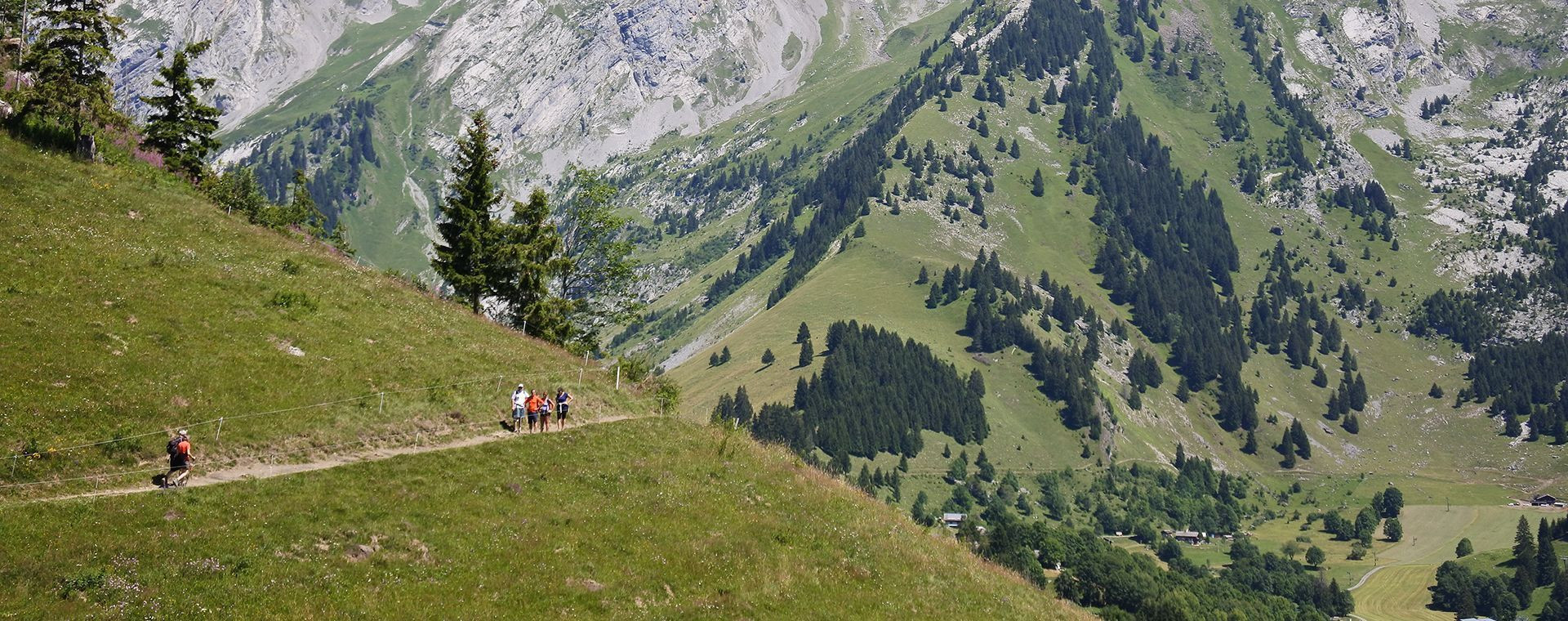 Randonnée guidée sur un sentier - Aravis - Haute-Savoie - France