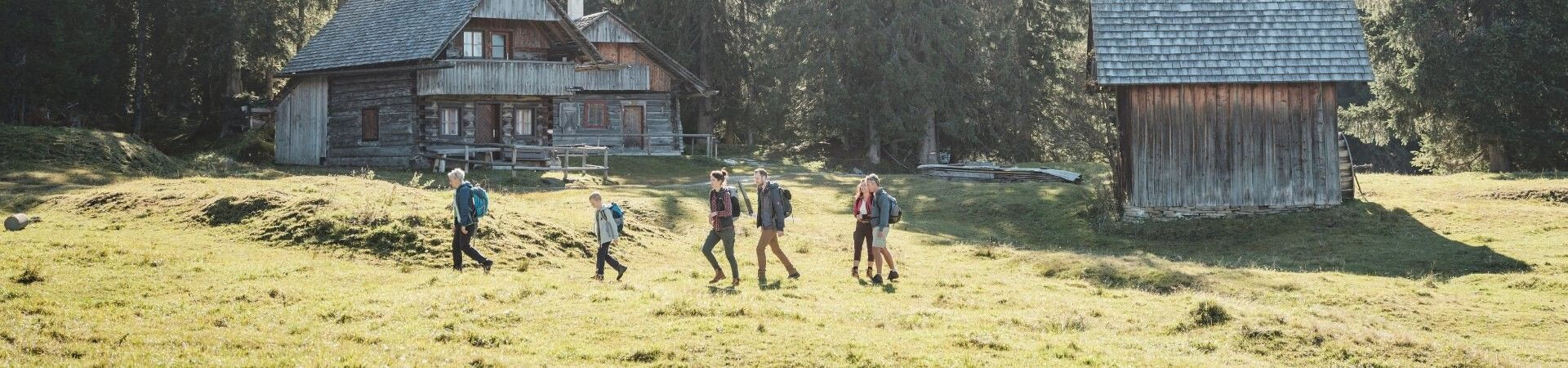 Petit groupe de randonneurs accompagnés d'un guide en montagne