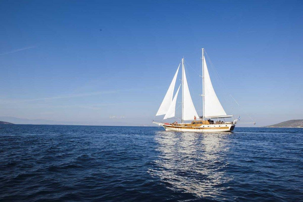 Voilier gulet naviguant en mer Egee - Iles grecques - Grece