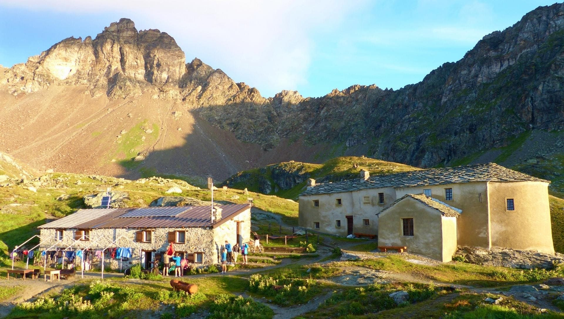 Refuges de montagne au pied des sommets - Dolomites - Italie
