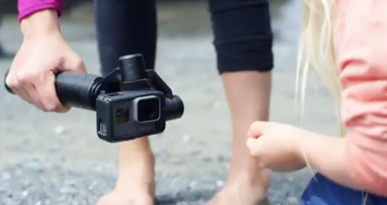 Caméra GoPro tenue en main pour filmer en voyage