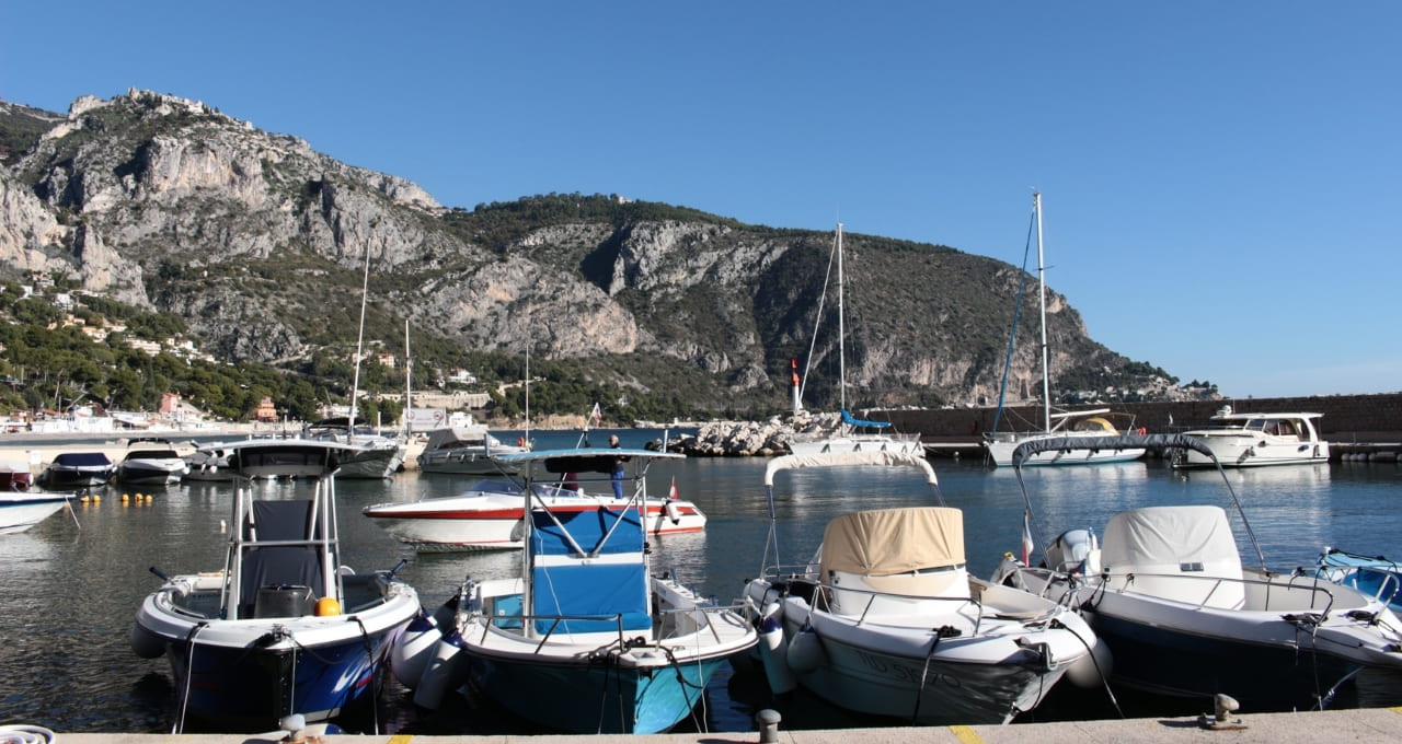 Port et bateaux au pied des falaises - Côte d'Azur