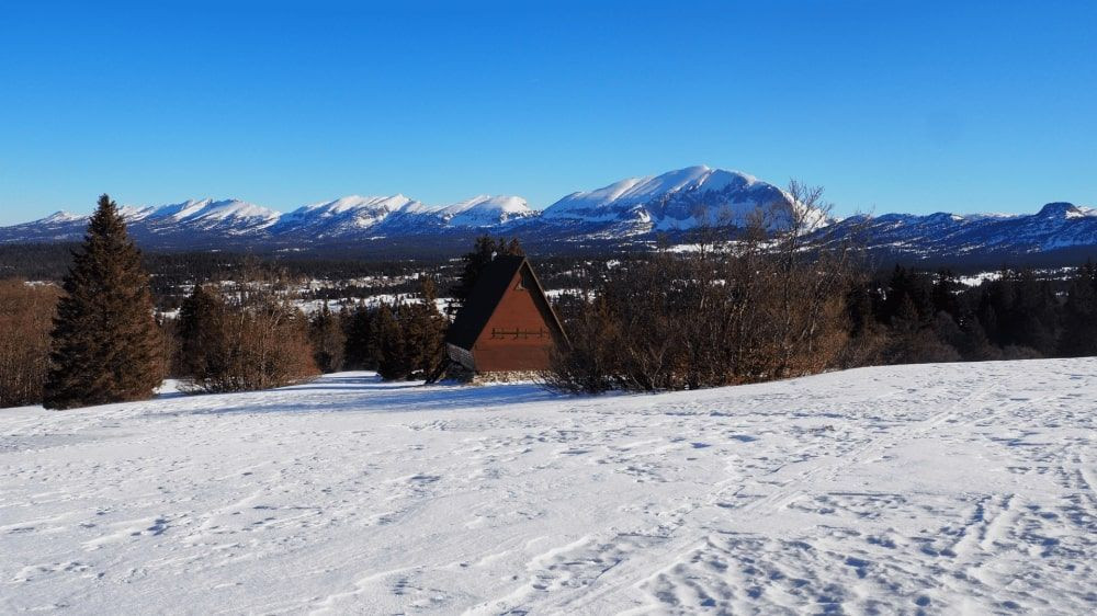 © David Praire Chalet enneigé devant les sommets - Hauts Plateaux du Vercors - France