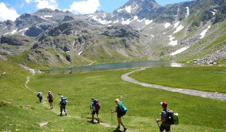 © Destination Queyras Randonneurs près d'un lac de montagne - Balcons du Queyras - Hautes-Alpes
