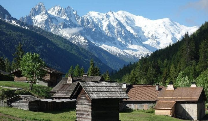 © Raymond Chabanier Hameau de montagne face au massif du Mont-Blanc - Alpes - France