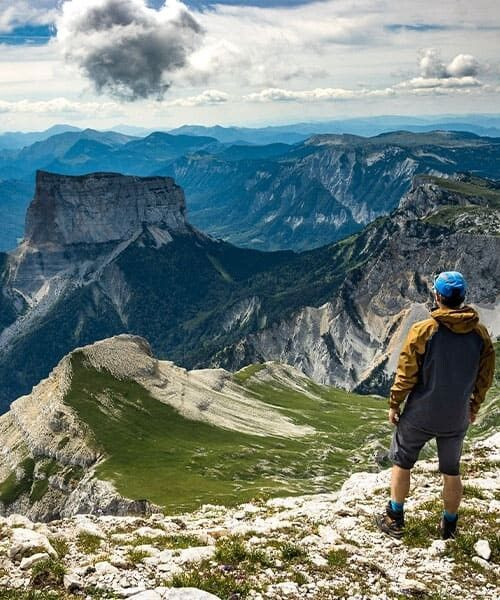 © X. Argeles Randonneur au sommet du Grand Veymont avec vue sur le Mont Aiguille - Vercors - France