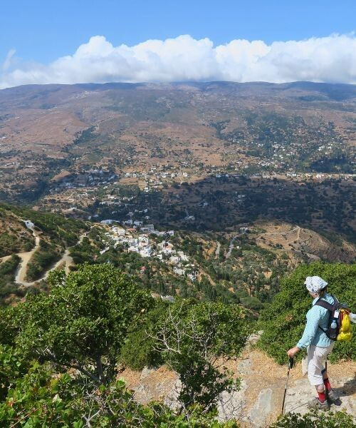 Randonneuse descendant du monastère Panachrantou avec vue sur les villages - Andros - Grèce