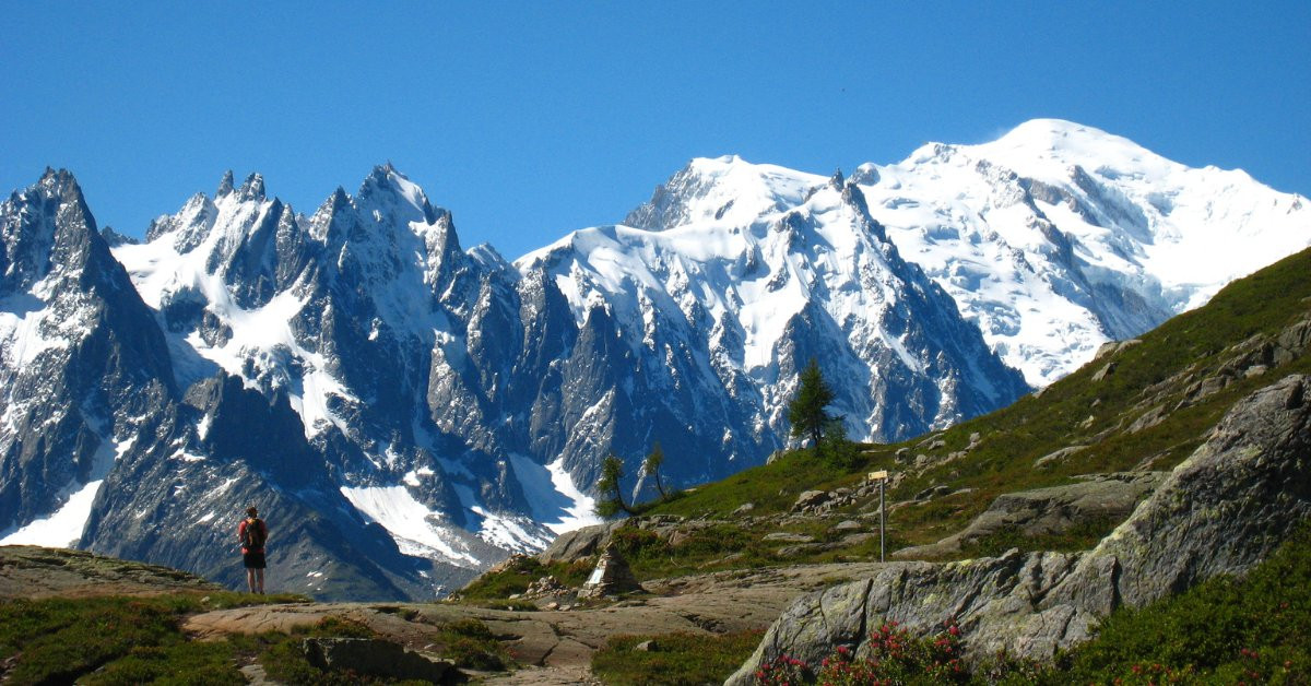 Randonneur face aux Aiguilles de Chamonix et au Mont-Blanc - Tour du Mont-Blanc - Alpes - France