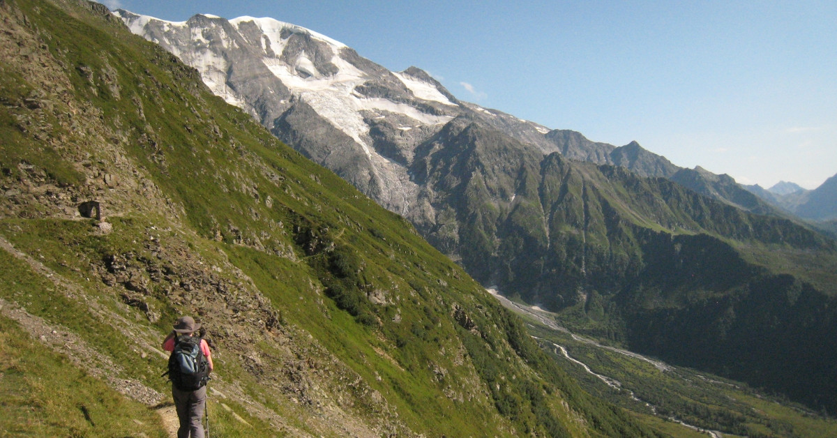 Randonneur face au glacier de Bionnassay, col du Tricot - Tour du Mont-Blanc - Alpes
