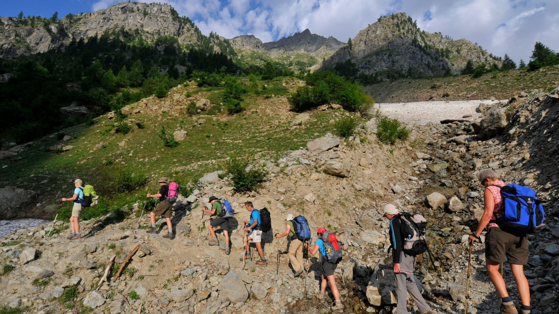 © Francis Bonté Groupe de randonneurs en montagne - Provence - France