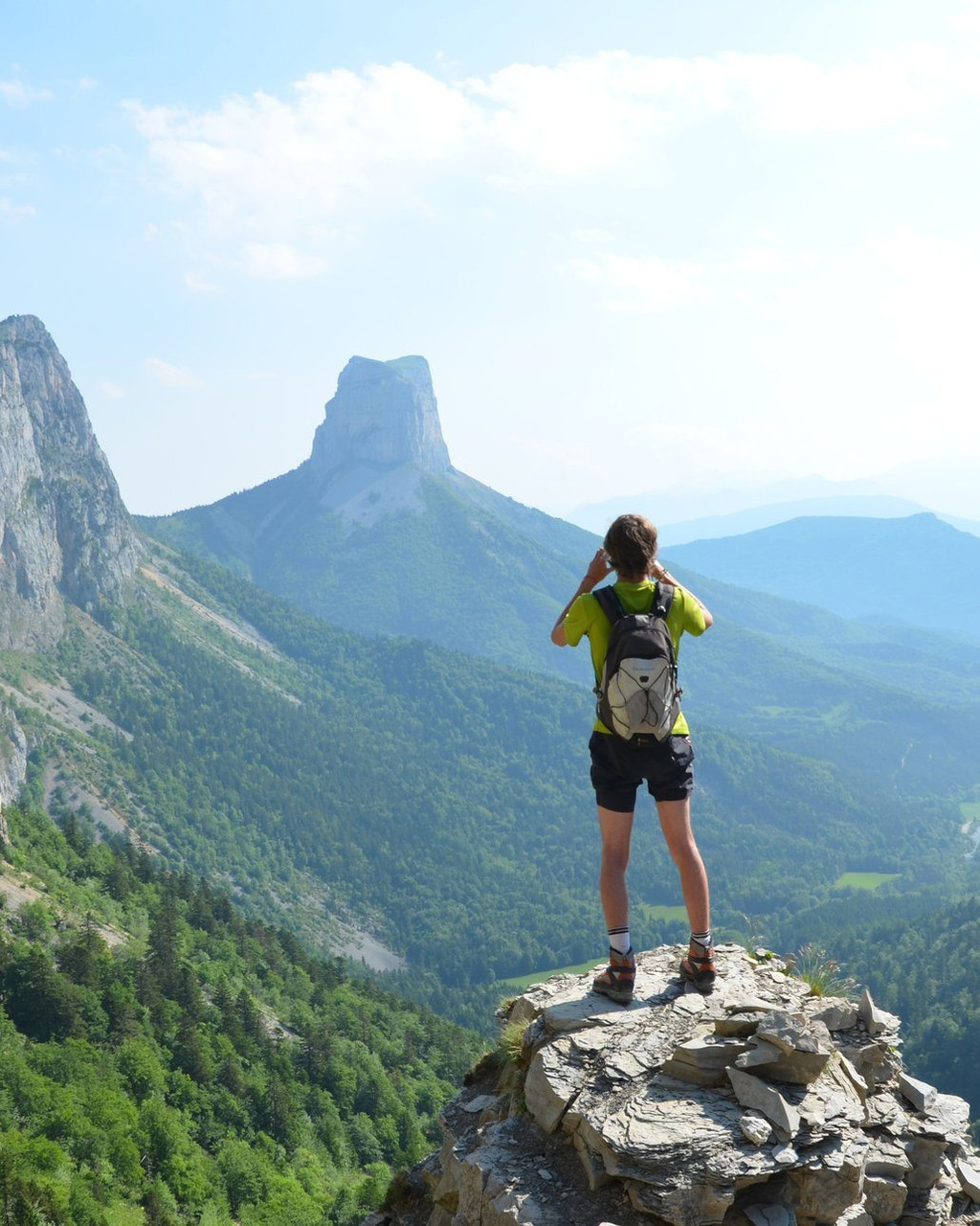 Randonneur contemplant le Mont Aiguille - Hauts-Plateaux du Vercors - France