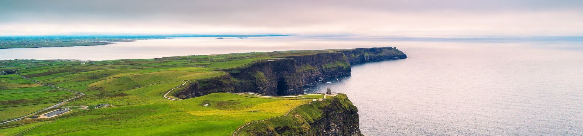 Falaises de Moher et côte verdoyante - Comté de Clare - Irlande