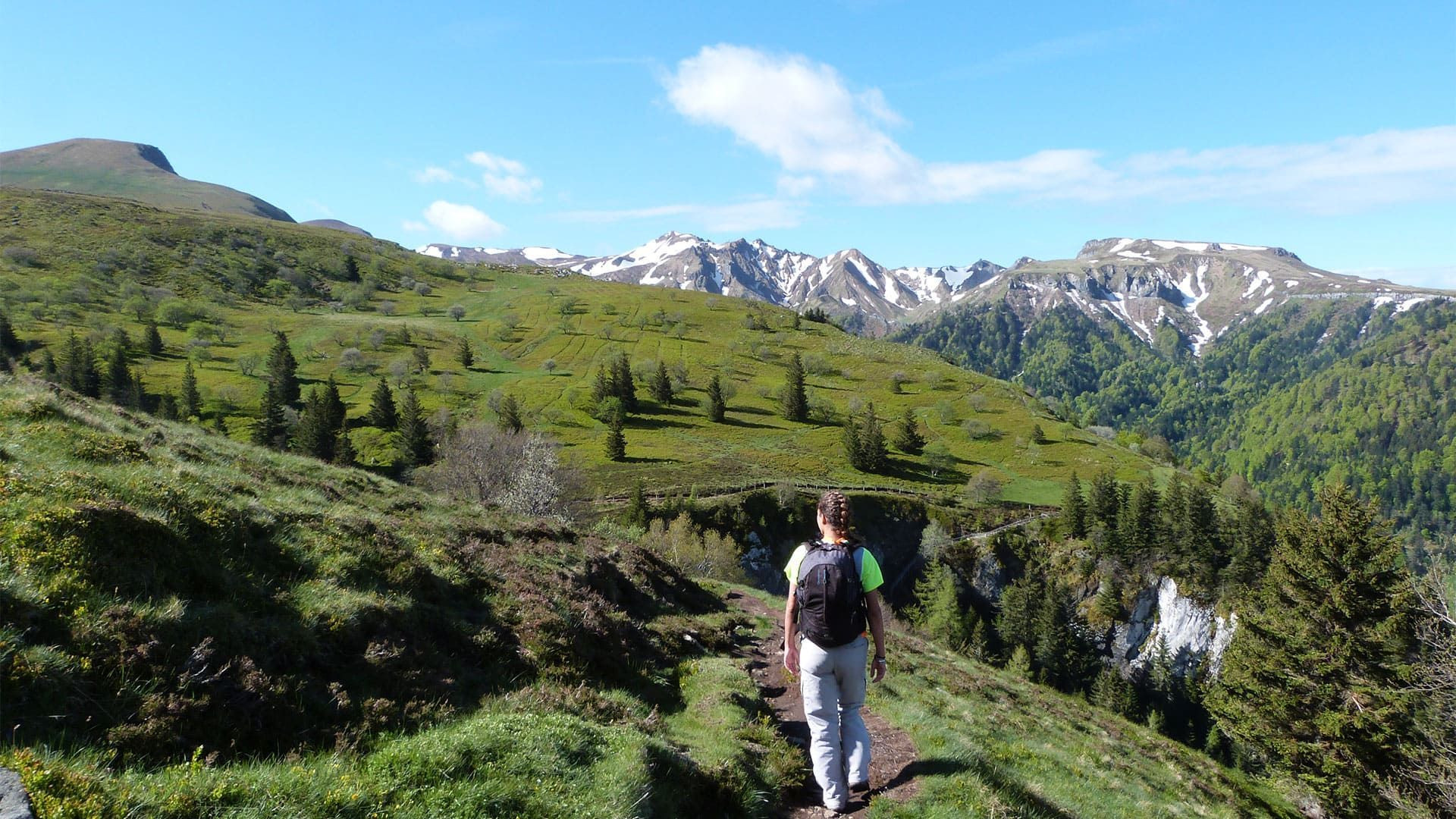 Randonneuse sur un sentier - Volcans d'Auvergne - Massif central - France