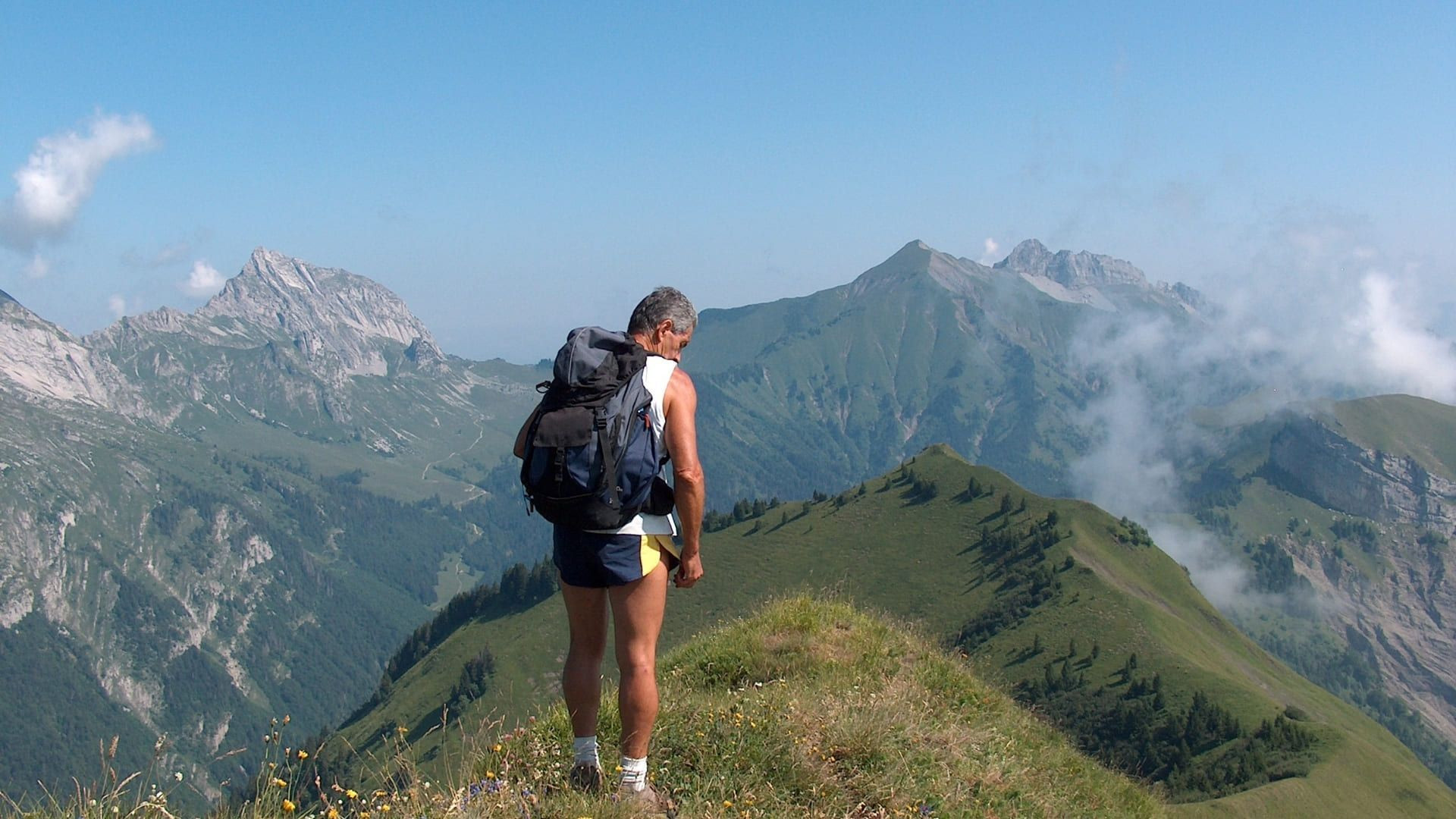 Randonneur sur une crête - Massif des Bauges - Alpes - France