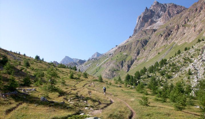 Randonneur sur un sentier alpin - Haute Ubaye - Alpes du Sud - France