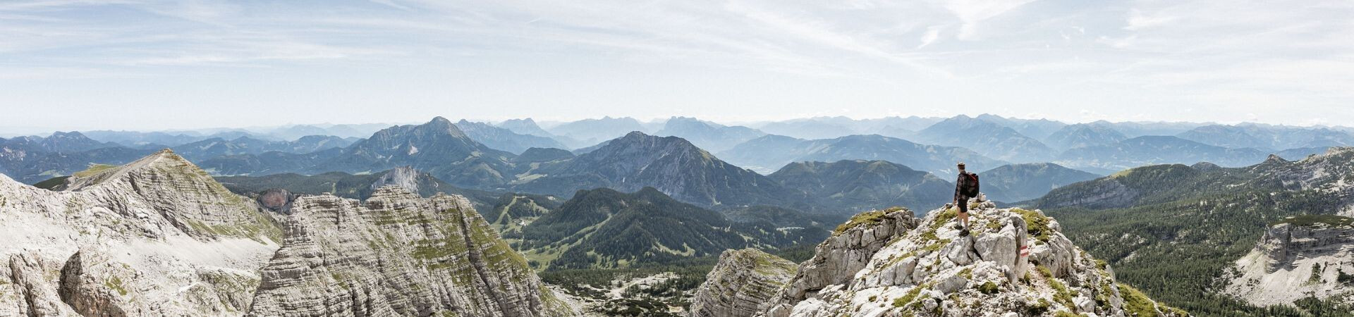 Randonneur au sommet face au panorama montagneux - Alpes - Europe