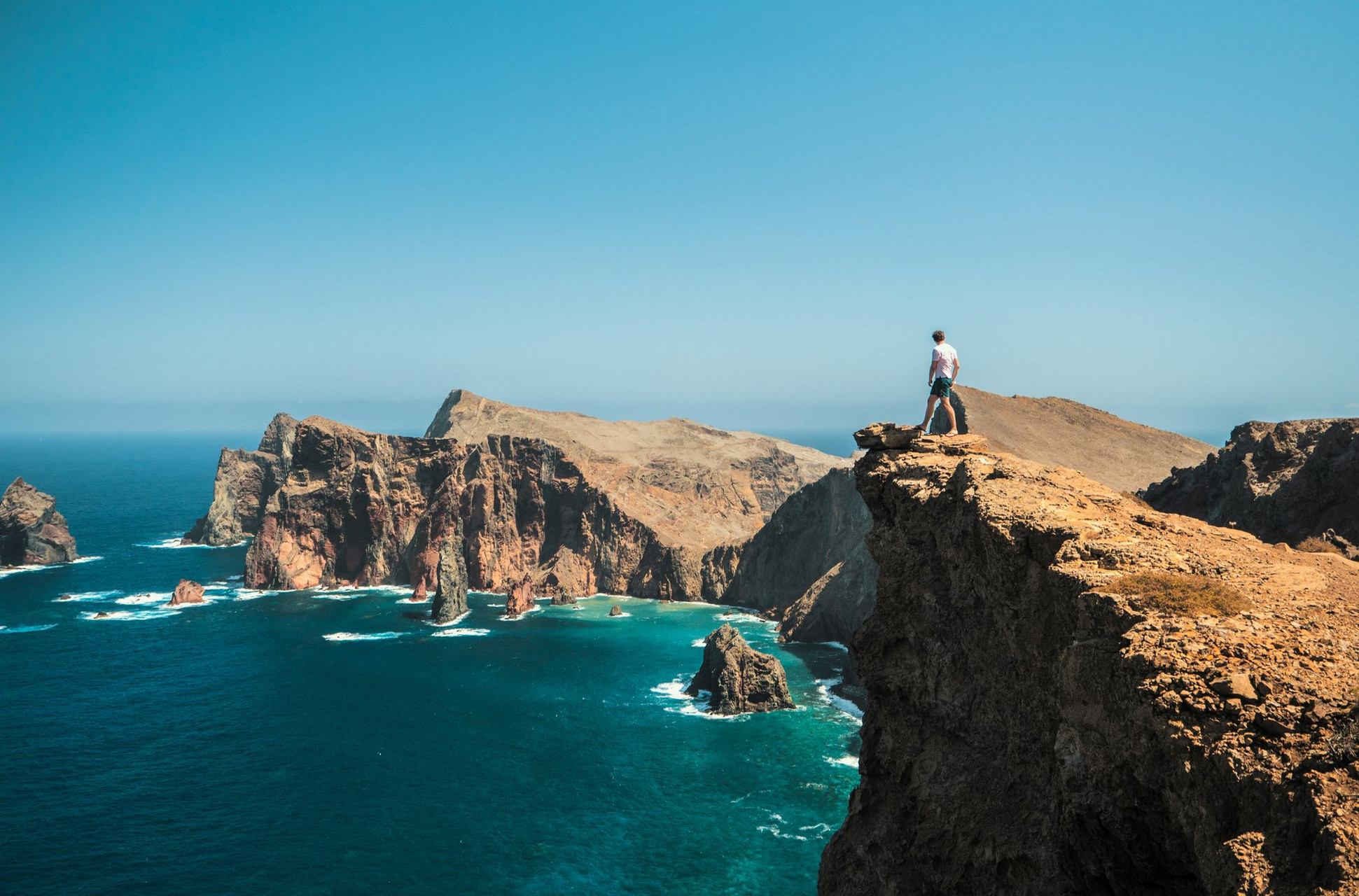 Randonneur sur les falaises volcaniques de Ponta de São Lourenço - Madère - Portugal