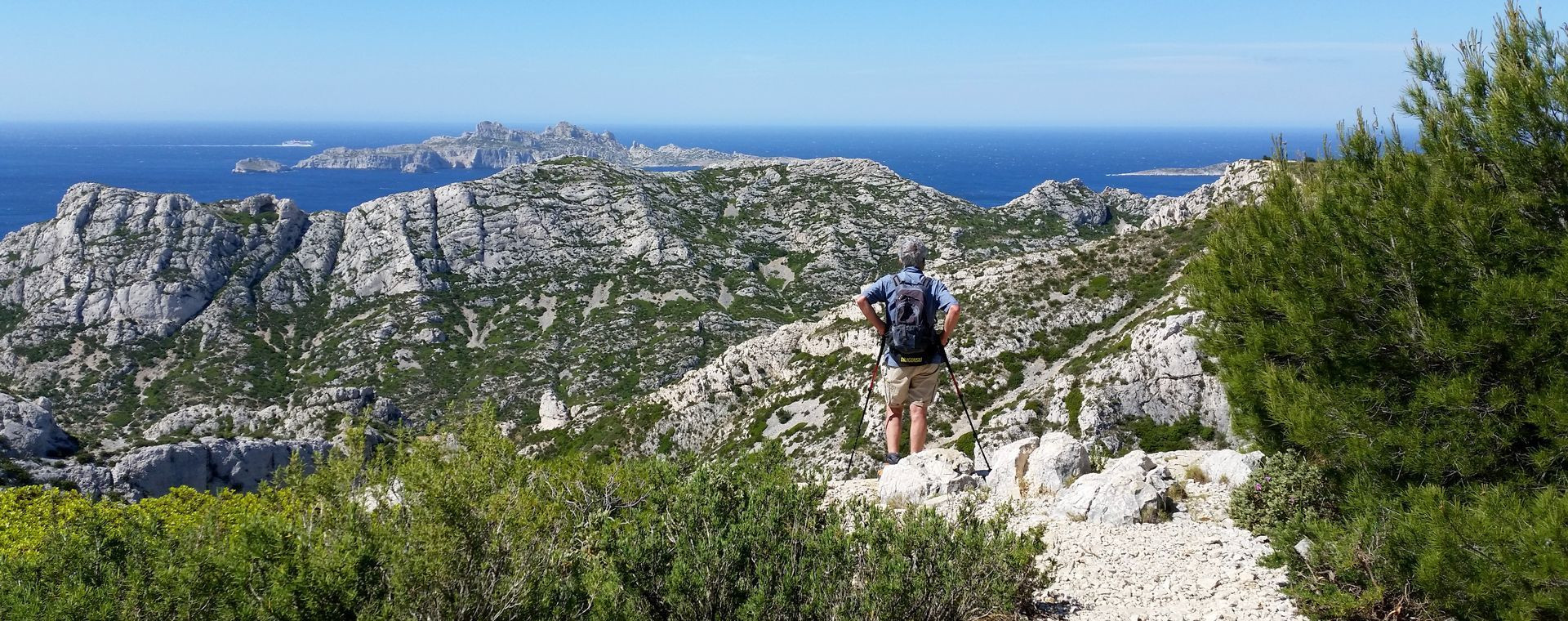 Randonneur dominant les crêtes et la mer - Parc national des Calanques - Provence, France