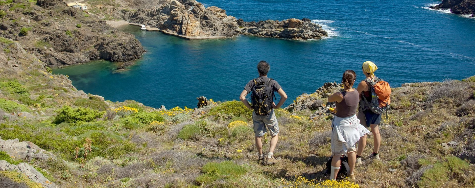 Randonneurs au-dessus d'une crique - Entre Collioure et Cadaqués - Méditerranée