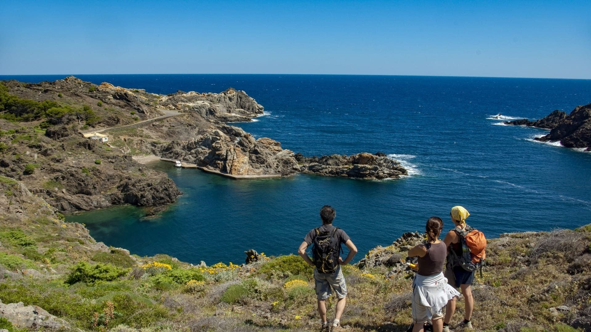 Randonneurs au-dessus d'une crique entre Collioure et Cadaqués