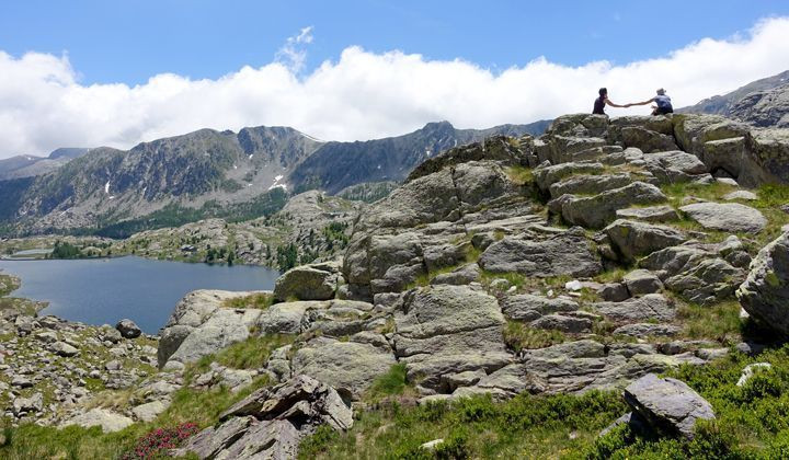 Randonneurs sur les rochers au-dessus d'un lac de montagne - Corfou - Grèce