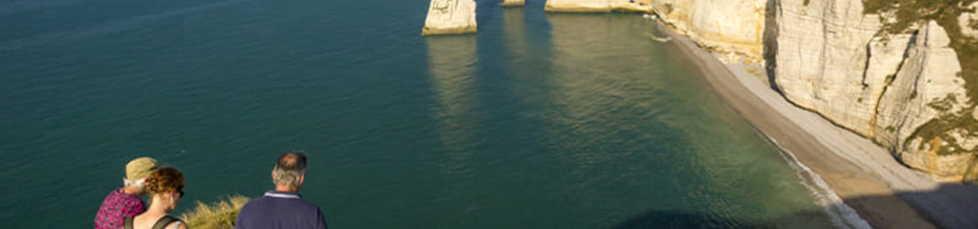 Randonneurs au-dessus des falaises de craie d'Étretat - Normandie - France