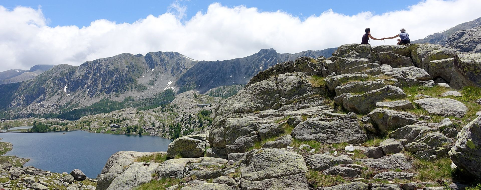Randonneurs au-dessus du lac Long supérieur - Parc national du Mercantour - France