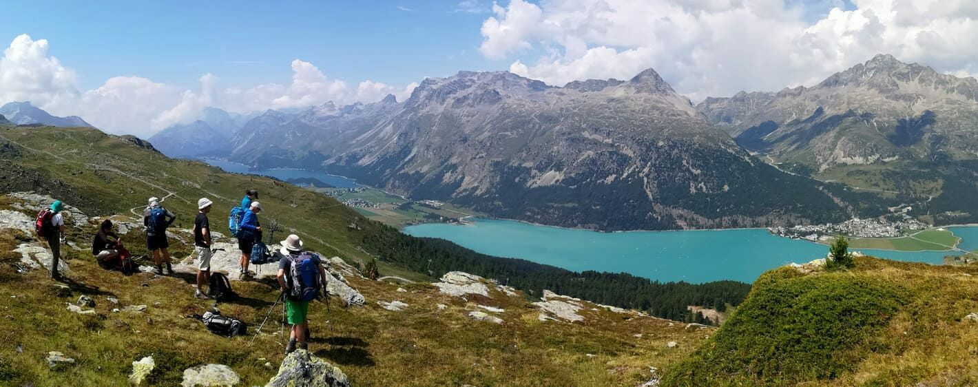 Randonneurs au-dessus du lac de Silvaplana - Engadine - Suisse
