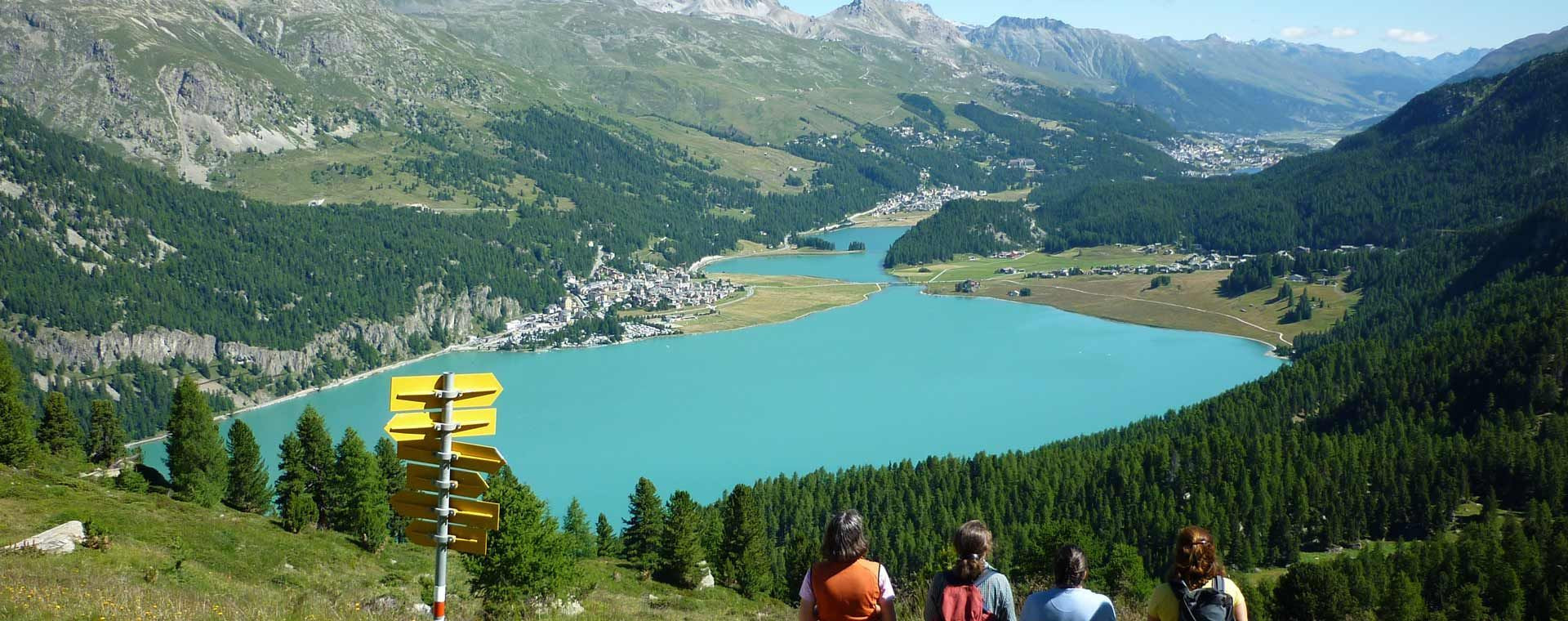 Randonneurs dominant les lacs de l'Engadine - Grisons - Suisse