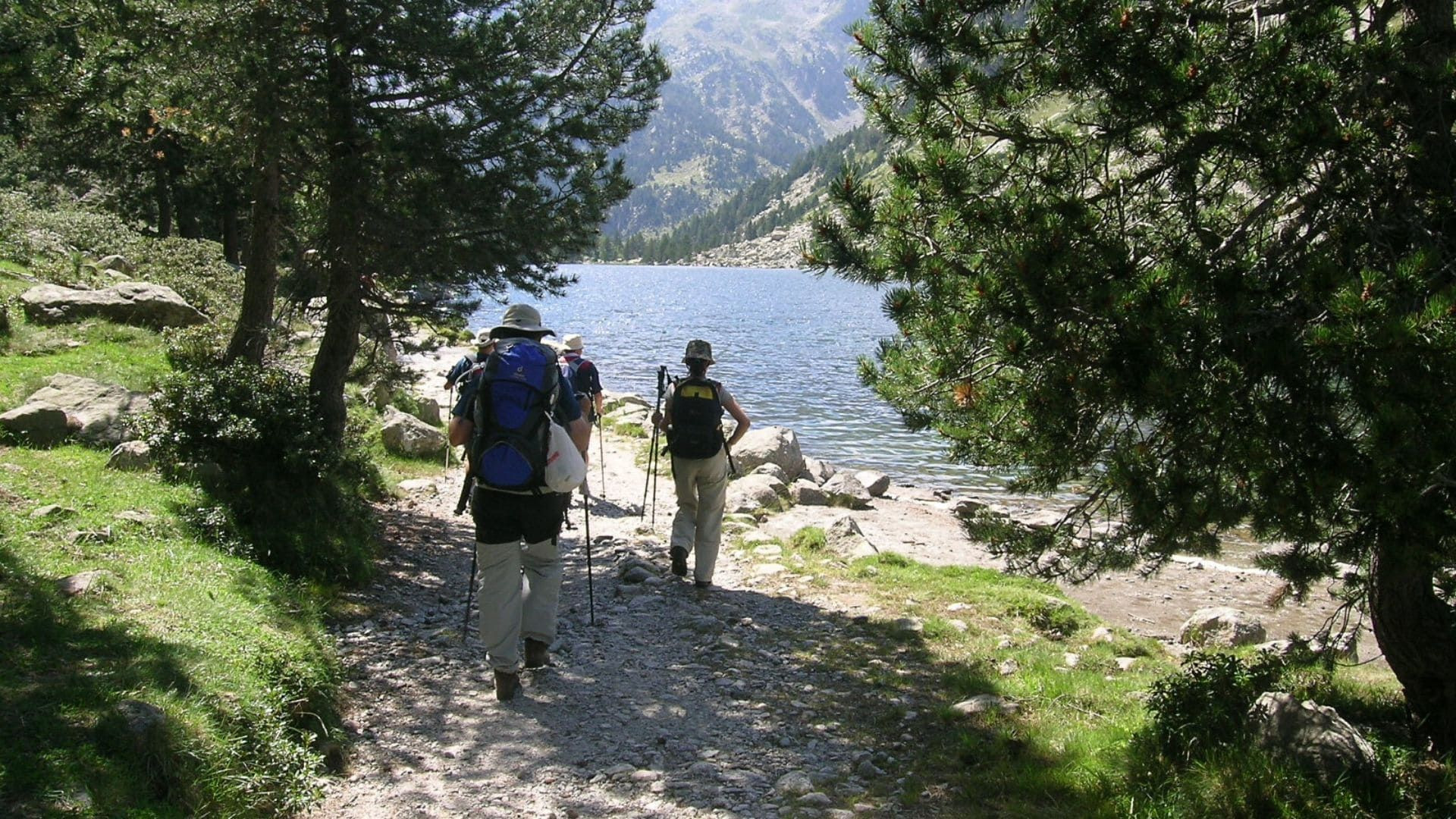 Arrivée de randonneurs près d'un lac - Encantats - Pyrénées - Espagne
