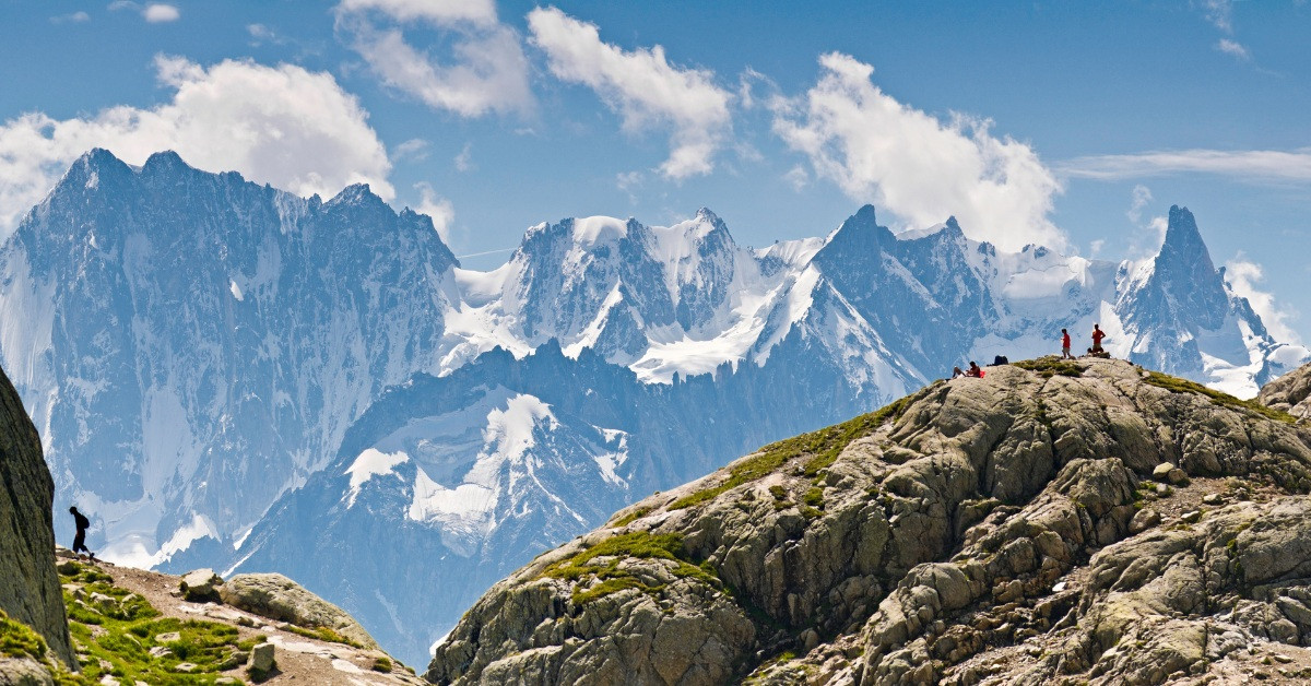 Randonneurs au sommet face au massif du Mont-Blanc - Alpes - France