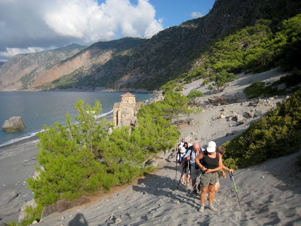 Randonneurs à la chapelle Agios Pavlos - Crète - Grèce