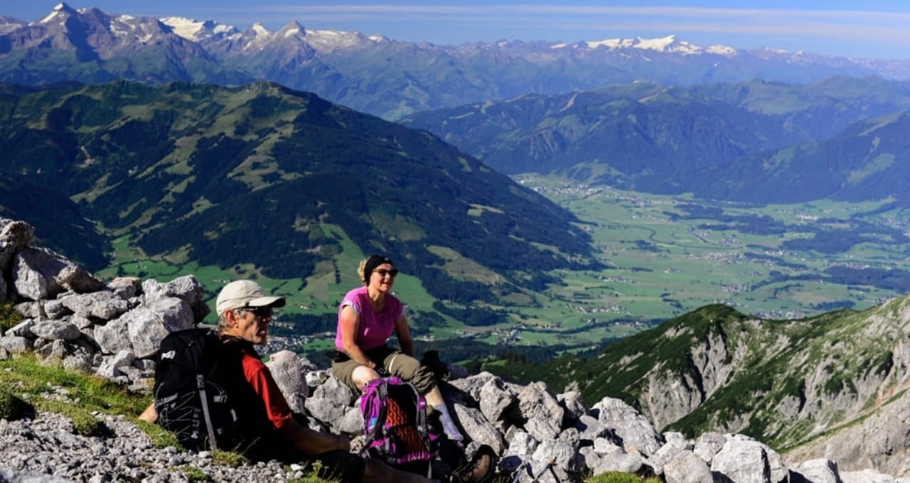 Randonneurs au sommet avec vue panoramique sur la vallée - Alpes autrichiennes