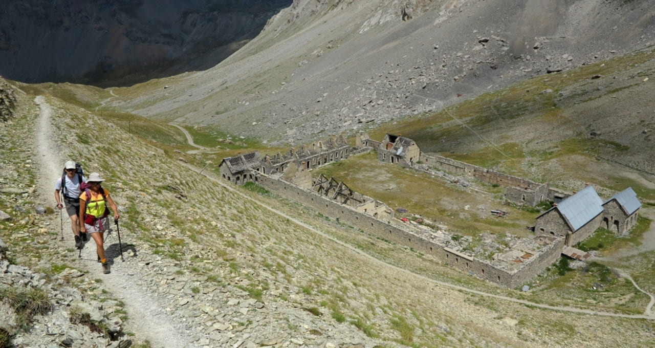 Randonneurs montant vers les ruines du baraquement de Viraysse - Ubaye - Alpes