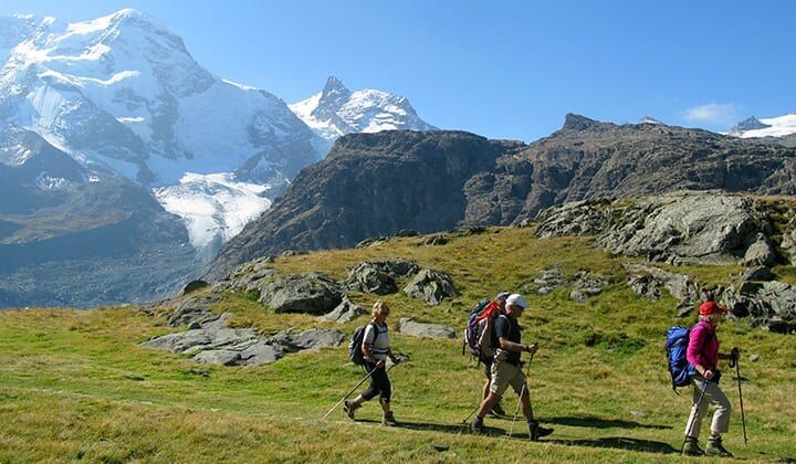 Randonneurs devant le sommet du Breithorn - Zermatt - Valais - Suisse