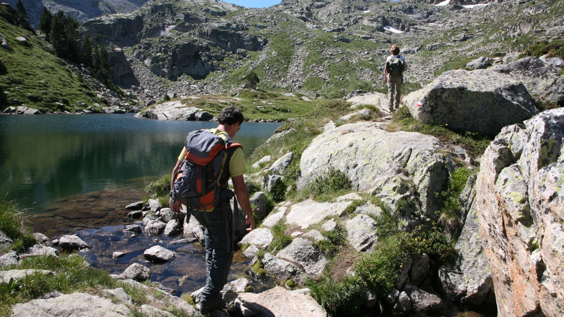Randonneurs au bord d'un lac - Encantats - Pyrénées - Espagne