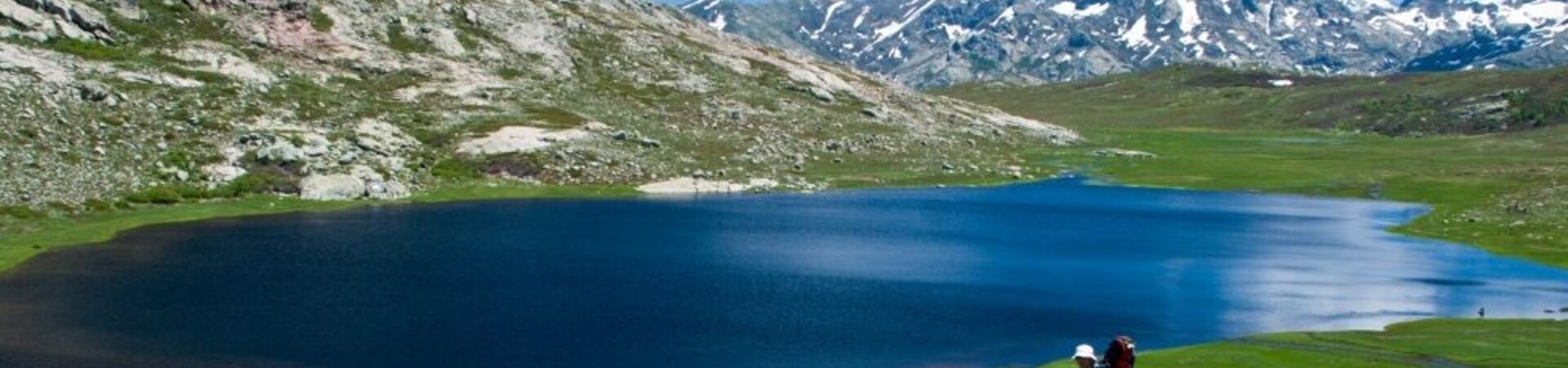 Randonneurs au bord d'un lac de montagne - Corse - France
