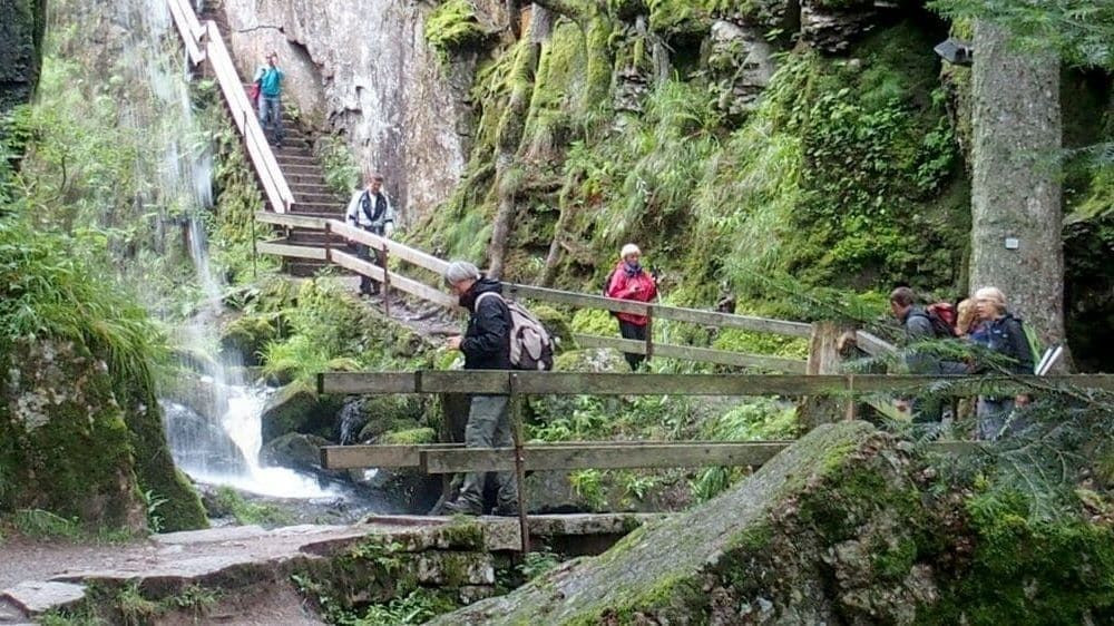 © Jean-Claude Praire Randonneurs près d'une cascade - Forêt-Noire - Allemagne
