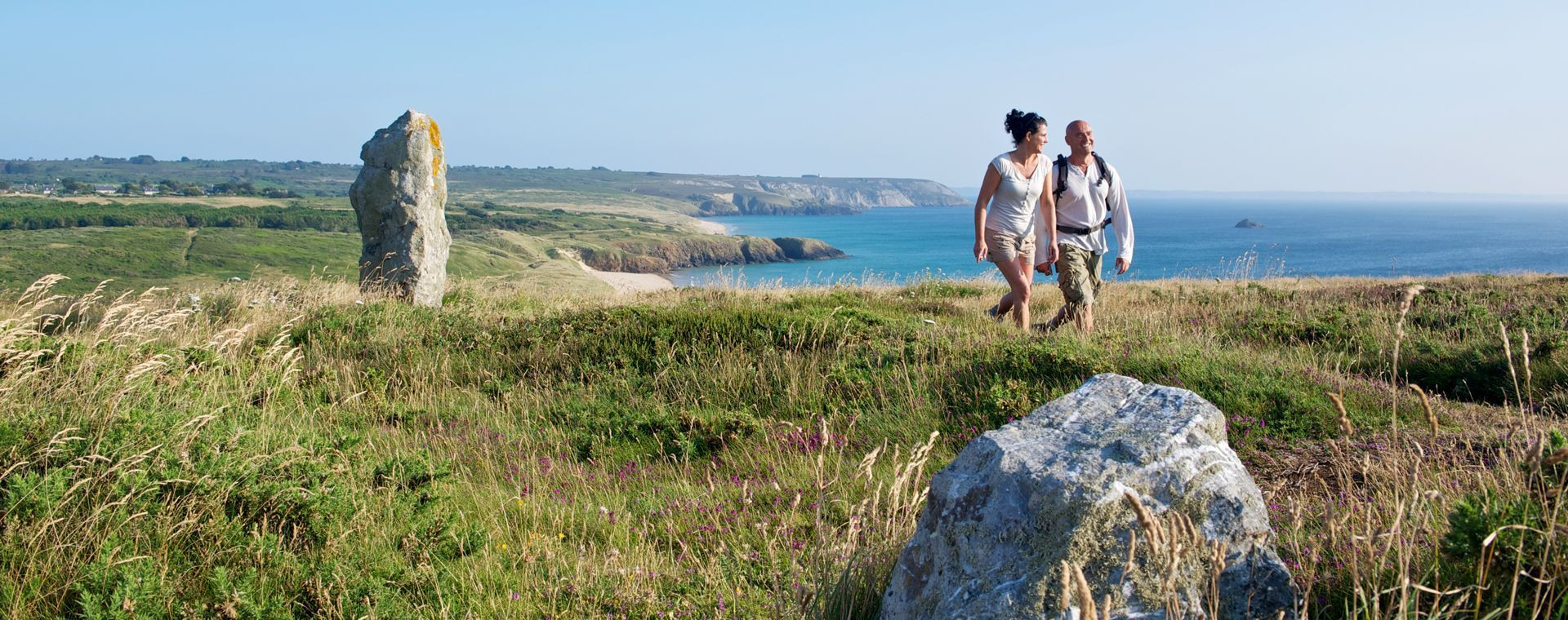 Randonneurs près du menhir de Lostmarc'h - Presqu'île de Crozon - Bretagne - France