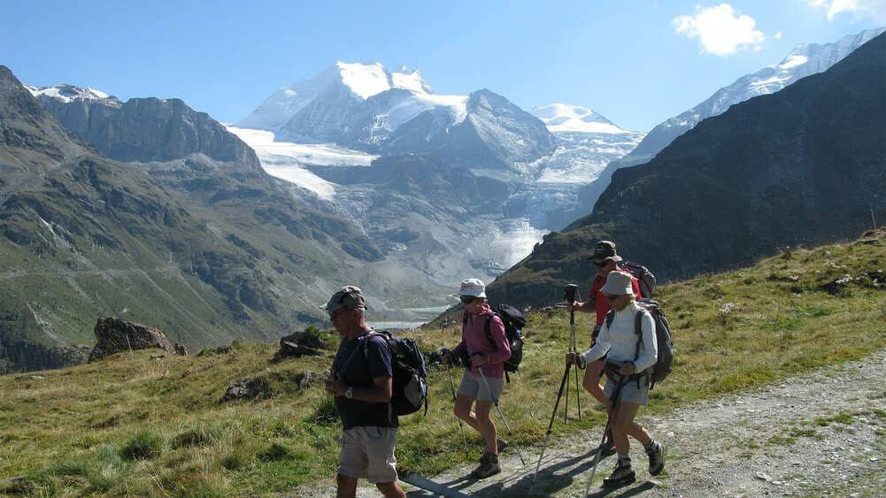 Randonneurs face à un glacier - Alpes valaisannes - Suisse