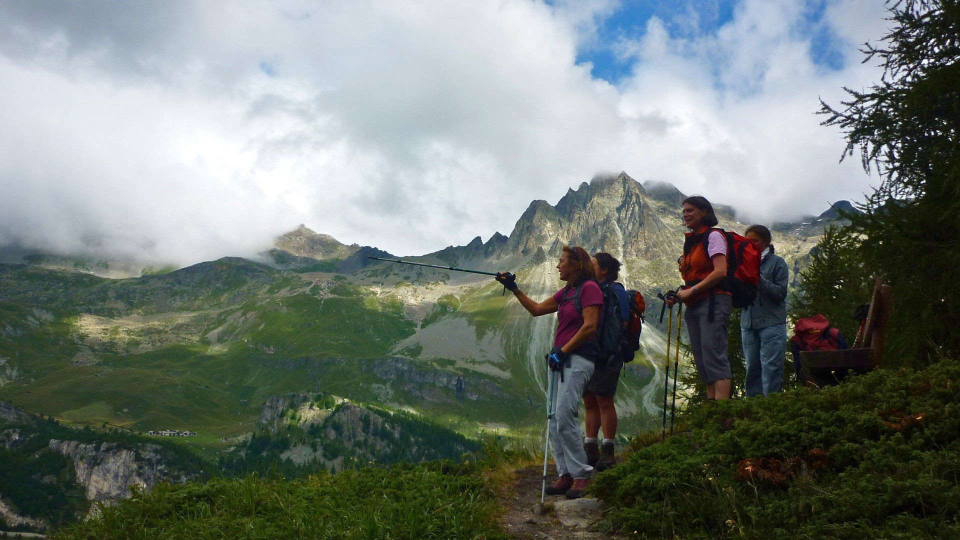 Randonneurs face aux sommets - Engadine - Suisse