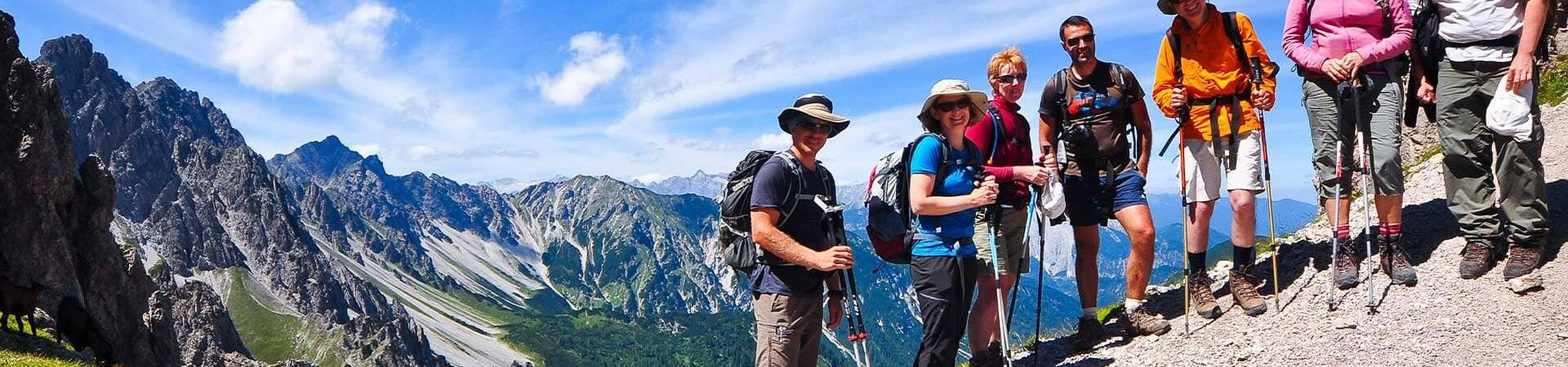 Groupe de randonneurs sur un sentier alpin - Alpes autrichiennes - Autriche
