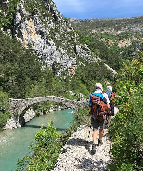 © Wilfrid Valette Randonneurs vers le pont du Tusset enjambant le Jabron - Gorges du Verdon - Provence