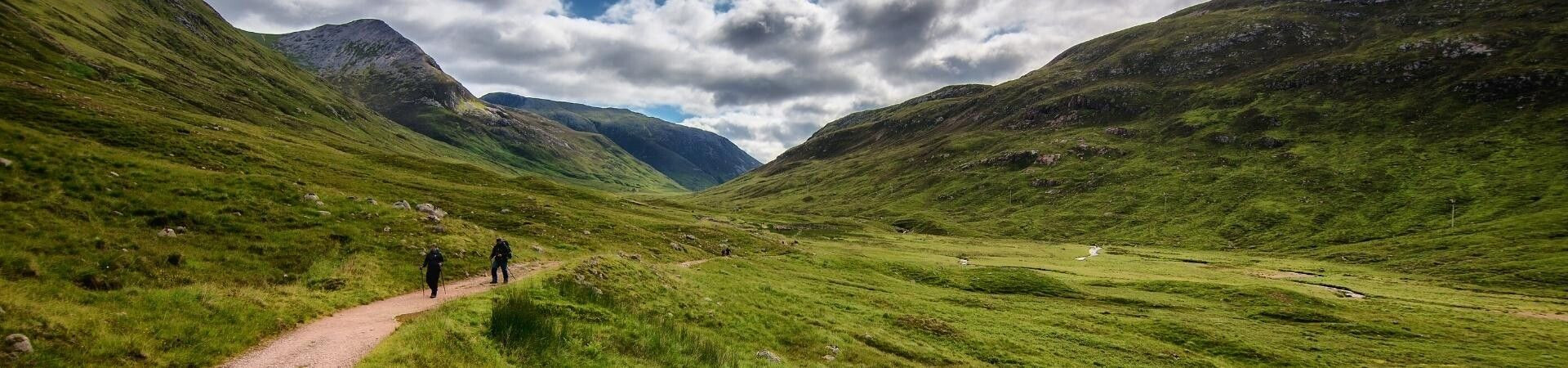 Randonneurs dans une vallée verdoyante - Highlands - Écosse