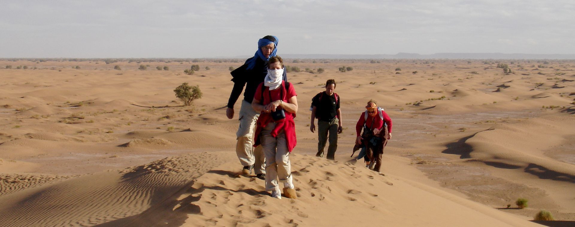 Randonneurs dans les dunes du désert - Maroc