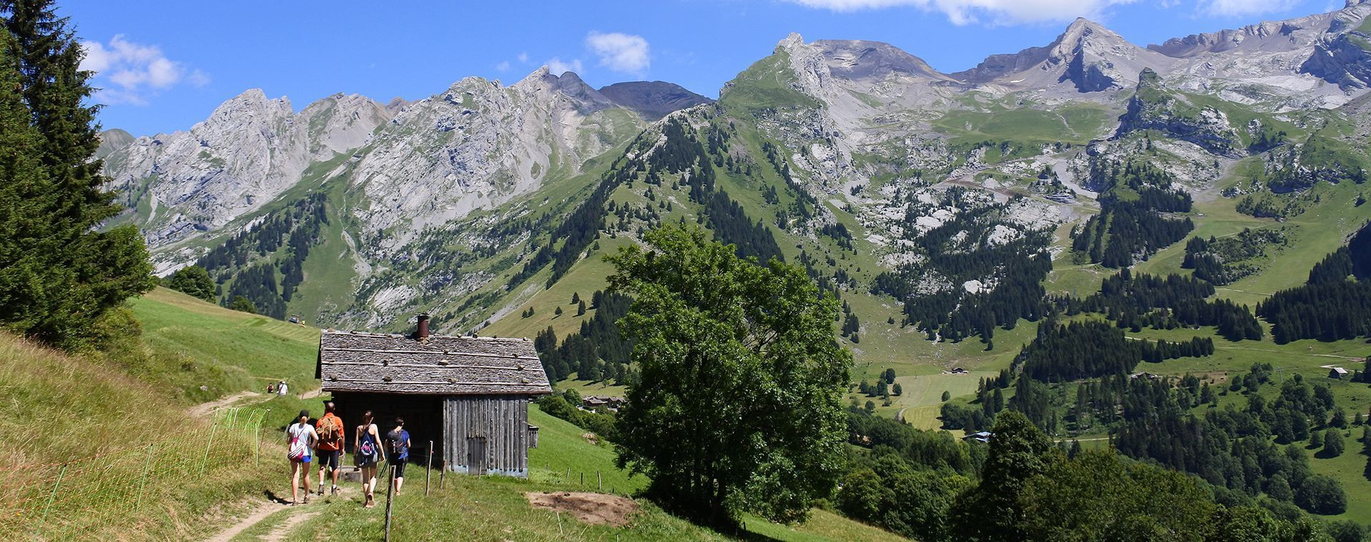 Randonneurs près d'un chalet face aux Aravis - Haute-Savoie - France