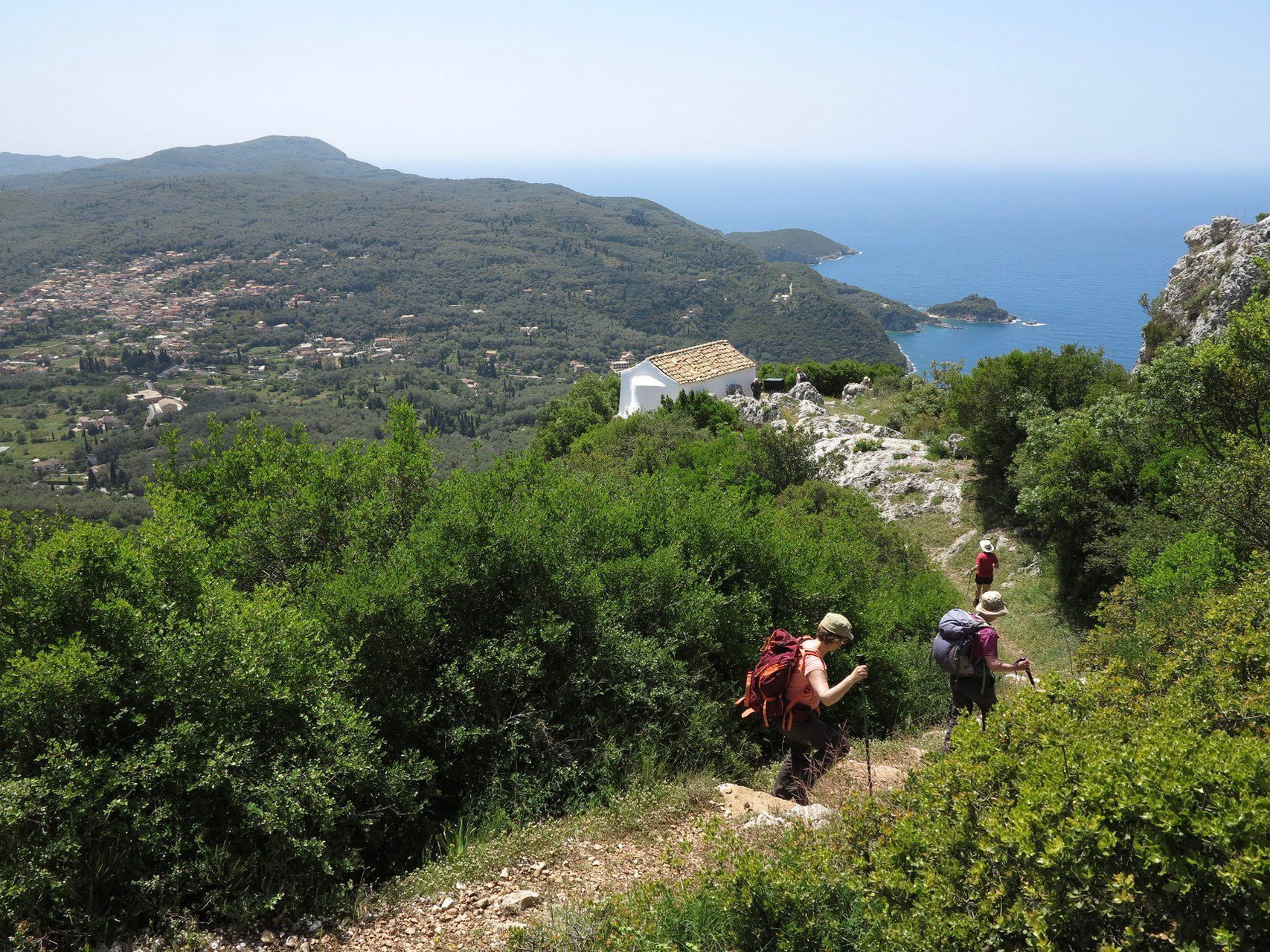 © François Ribard Randonneurs près de la chapelle d'Agios Simeon - Corfou - Grèce