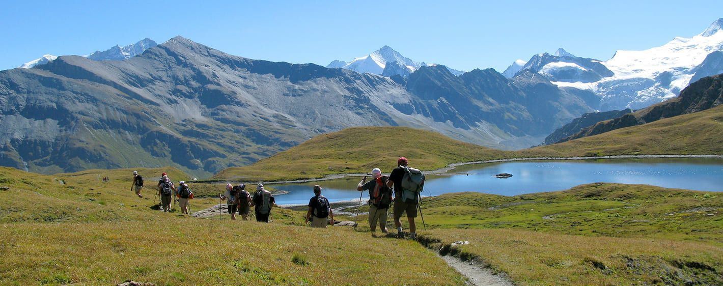 Randonneurs près d'un lac de montagne - Haute Route Chamonix-Zermatt - Suisse